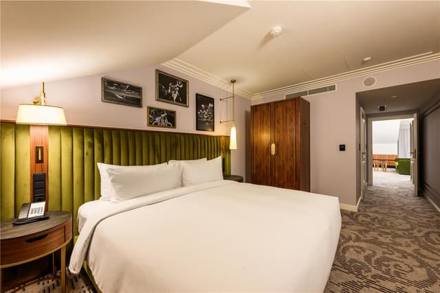 KING DELUXE ONE BEDROOM SUITE