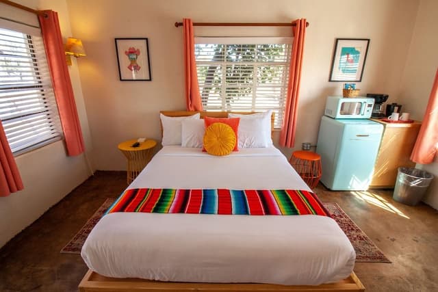 Deluxe Single Room, 1 Queen Bed, Courtyard View, Courtyard Area