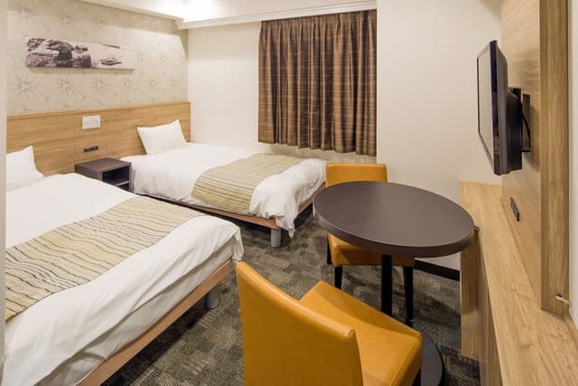 Twin Room, Smoking