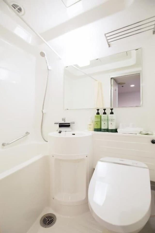 Twin Room, Smoking