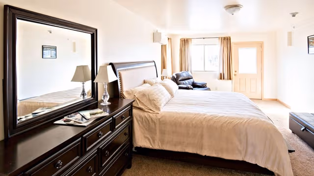 Deluxe King Bedroom with Mountain View