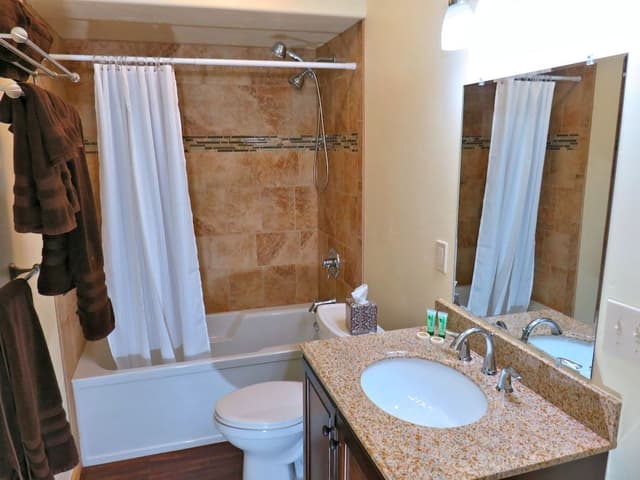 Romantic 1- Bedroom Condo with Full Kitchen