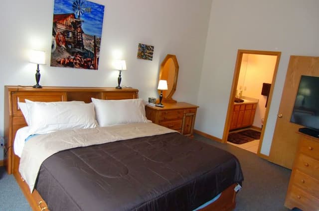 Deluxe King Bedroom with Mountain View