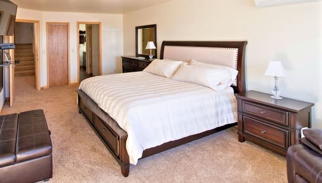 Deluxe King Bedroom with Mountain View