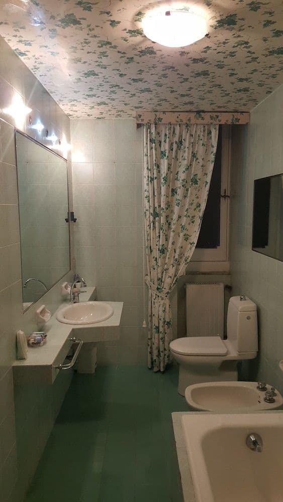 Comfort Double Room, Bathtub