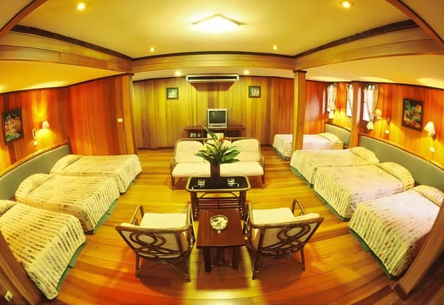 Family Room (For 7 Persons)