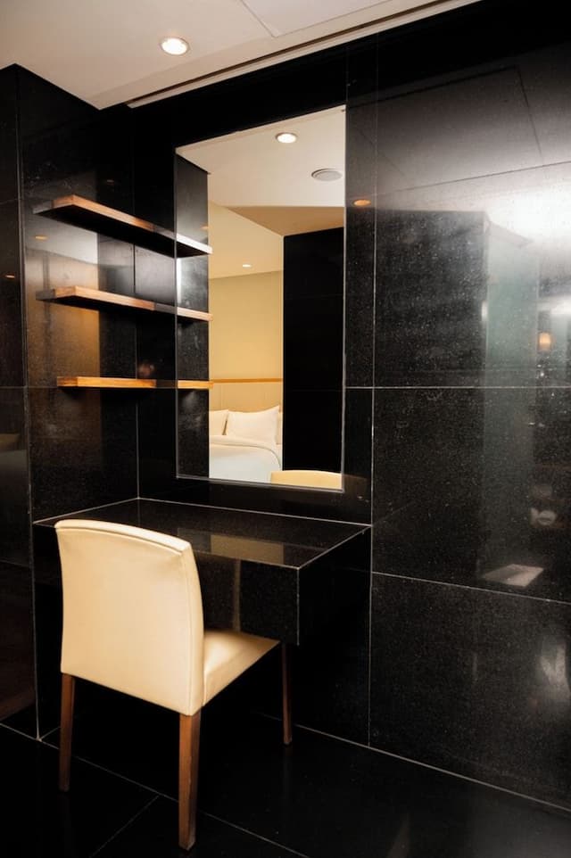 King Executive Room with Executive Lounge access includes breakfast, evening canapes, and cocktails.