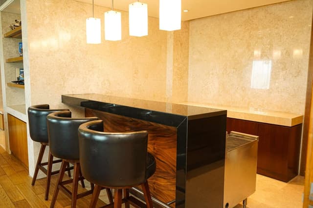 KING PRESIDENTIAL SUITE WITH LOUNGE ACCESS