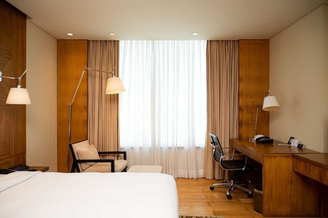 KING EXECUTIVE SUITE WITH LOUNGE ACCESS