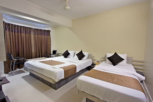 DELUXE TRIPLE BED NON AC