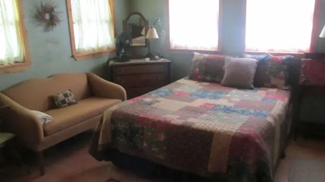 Deluxe Suite, 1 Queen Bed, Private Bathroom, Mountain View