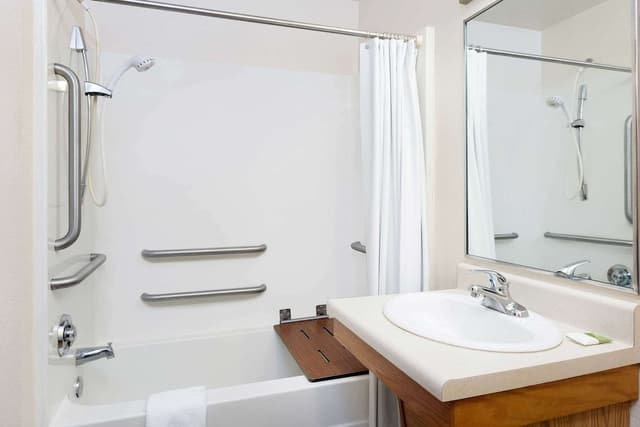 Standard Room, 1 Double Bed, Accessible, Non Smoking (Bathtub)