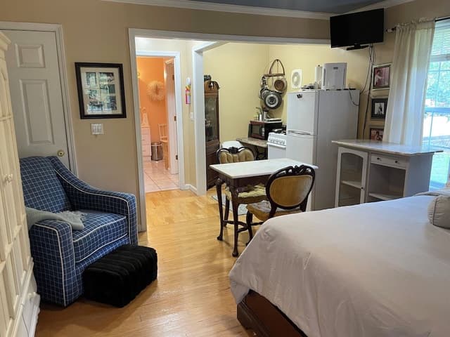 Comfort Suite (Patsy Cline Fan Room)