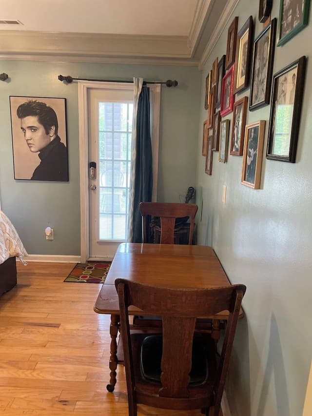 Elite Suite (Elvis Presley Fan Room)