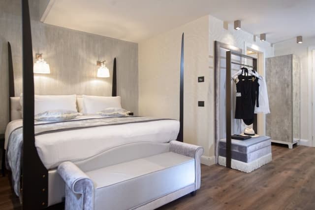 Honeymoon Suite, Jetted Tub