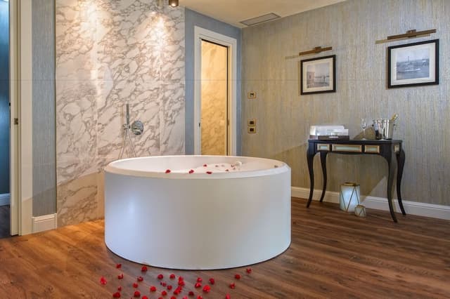 Honeymoon Suite, Jetted Tub