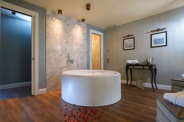 Honeymoon Suite, Jetted Tub