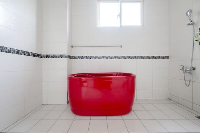 Quadruple Room, Bathtub