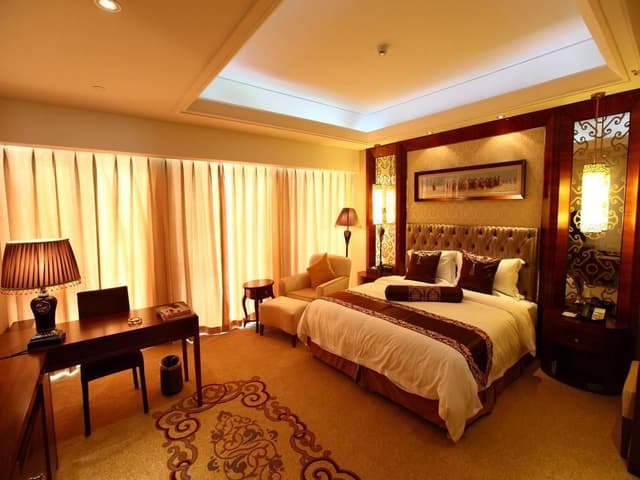 Business Queen Room