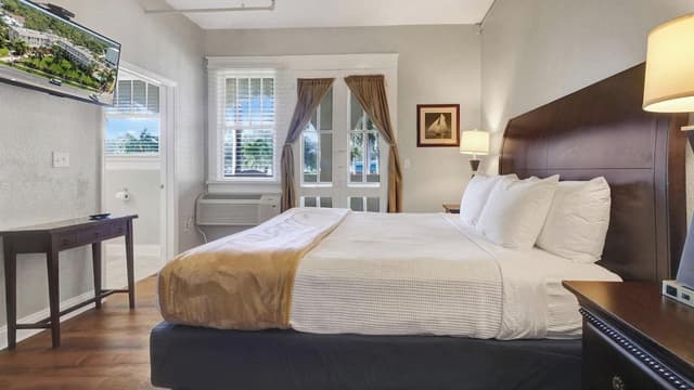 Premier Room, 1 King Bed, Terrace, Garden View