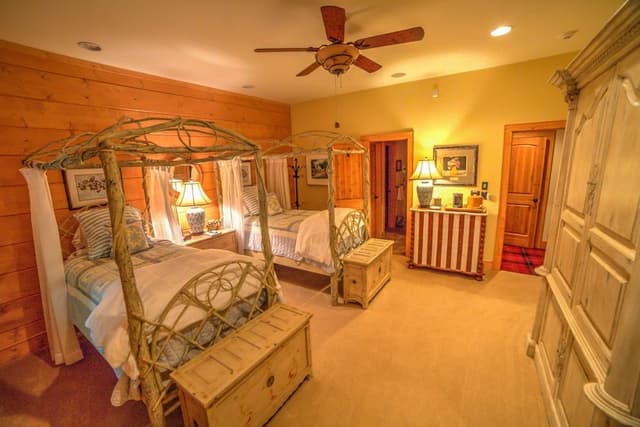 Twin Room (Hummingbird)