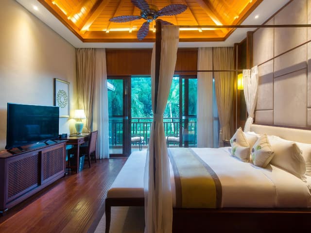 Dua 5-Bedroom Villa with Private Pool