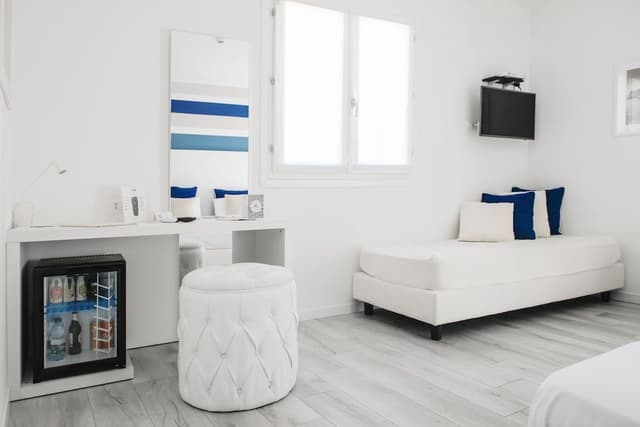 Room, Balcony