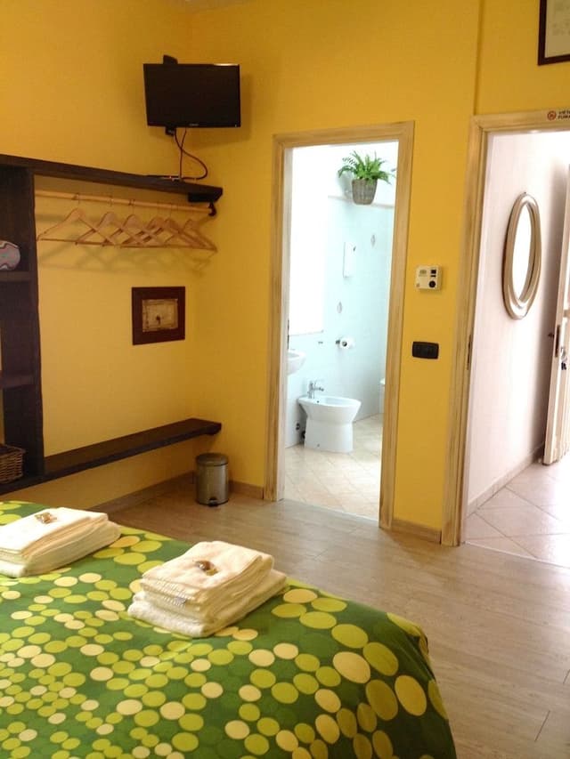 Room (Yellow)