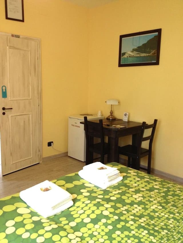Room (Yellow)