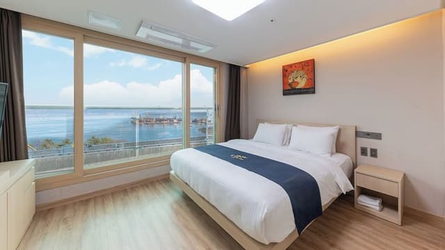 Luxury Suite with Ocean View (Weekend Fireworks + Heated Pool (Fri & Sat) + Cruise ticket discount)