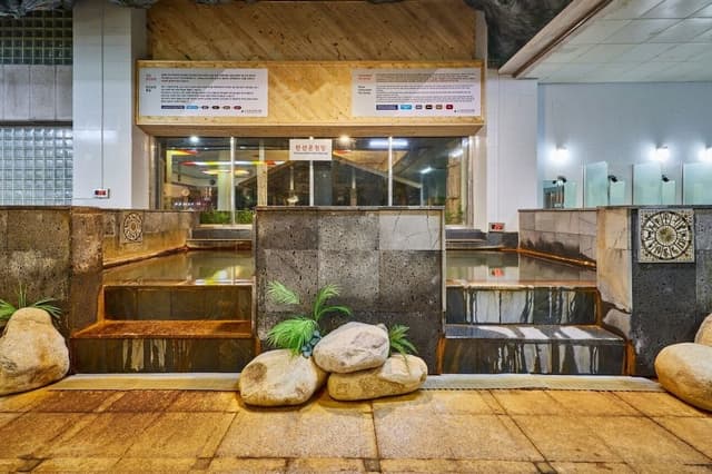 Hotel Grand Family (35 PY) + 1-Time Free Access for 5 to Sauna & Jjimjilbang