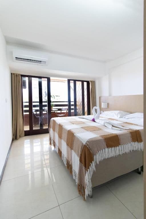 Apartamento com Vista Parcial Mar e Varanda
