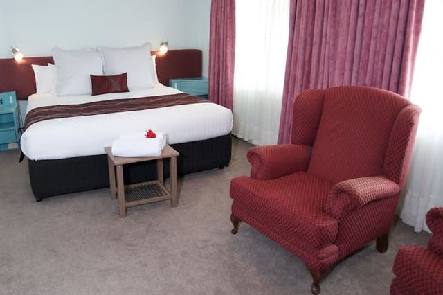 Deluxe Room, 1 King Bed, Non Smoking, Jetted Tub