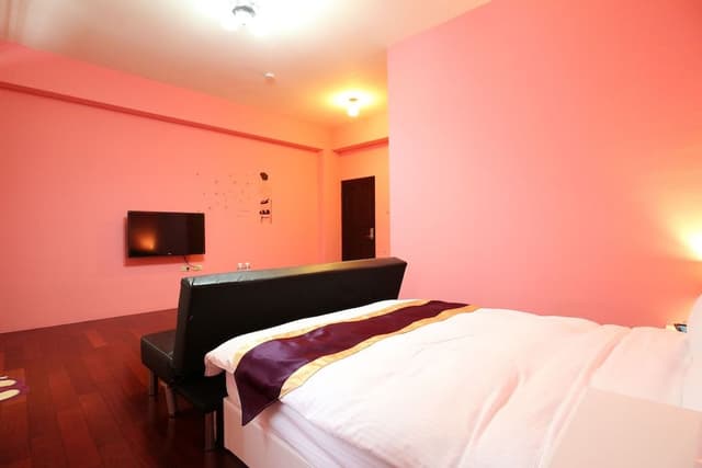 Comfort Double Room (Pink Party-201)
