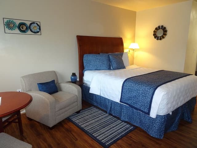 Standard Suite, 1 Queen Bed