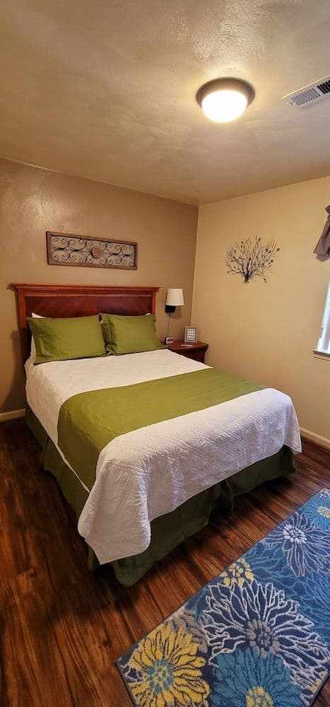 Standard Suite, 1 Queen Bed