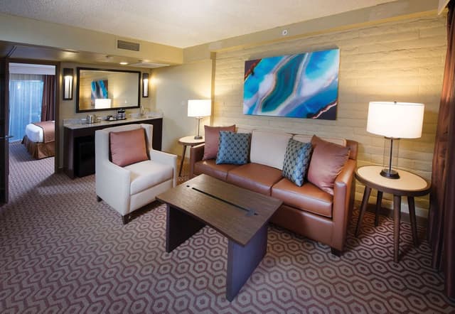1 KING BED 2 ROOM SUITE - NONSMOK