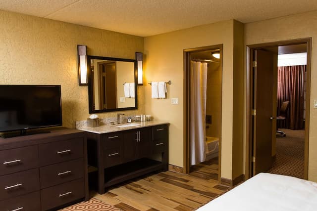 2 QUEEN BEDS 2 ROOM SUITE - NON-SMOK