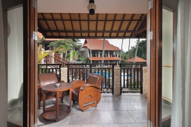 Deluxe Room, 1 Double Bed, Bathtub, Pool View
