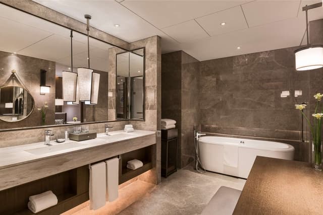 KING DELUXE SUITE WITH LOUNGE ACCESS