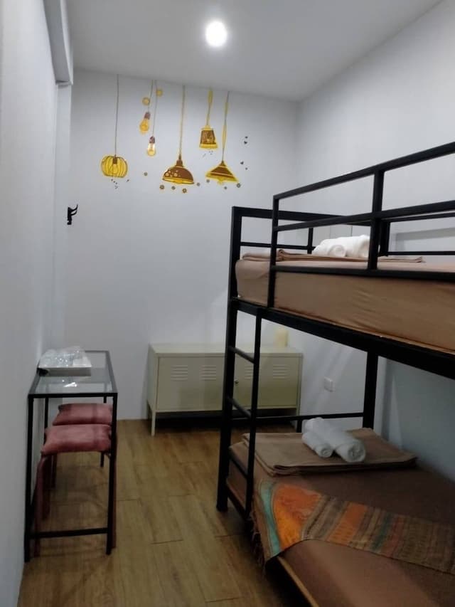 Bunk Bed, No Window