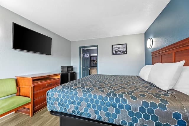 Room, 1 King Bed, Accessible, Smoking