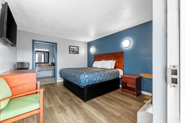 Room, 1 King Bed, Accessible, Smoking