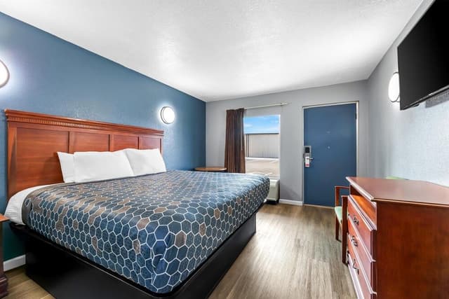 Room, 1 King Bed, Smoking