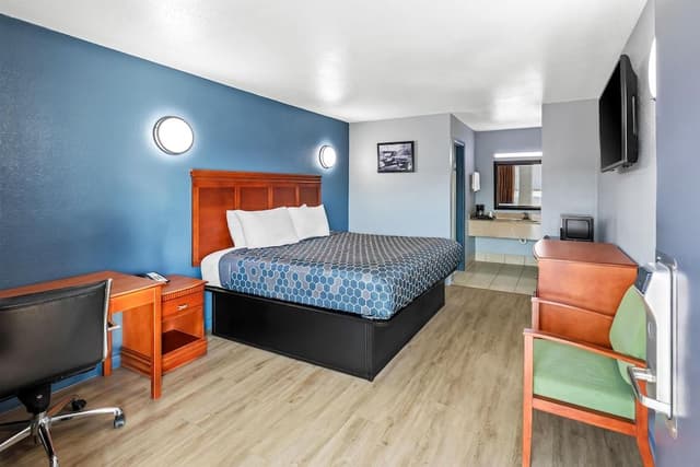 Room, 1 King Bed, Smoking