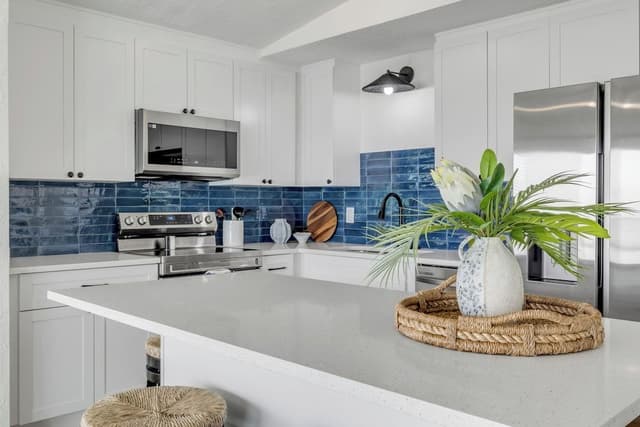 Deluxe Condo, Beach View