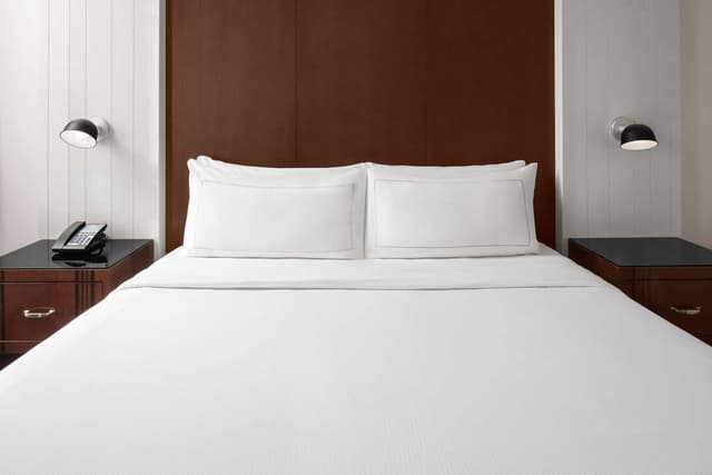 1 KING 2 ROOM SUITE MOB ACCESS-LOUNGE ACCESS