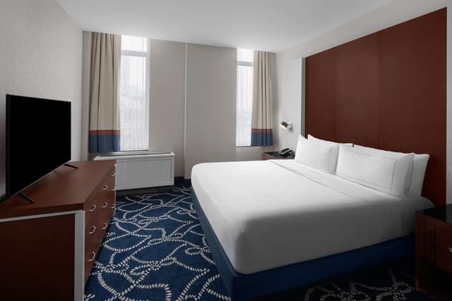1 KING 2 ROOM SUITE MOB ACCESS-LOUNGE ACCESS
