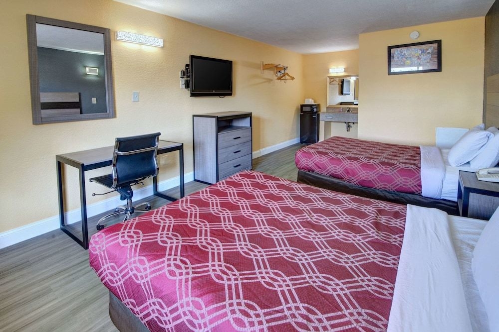 Econo Lodge at Military Circle4
