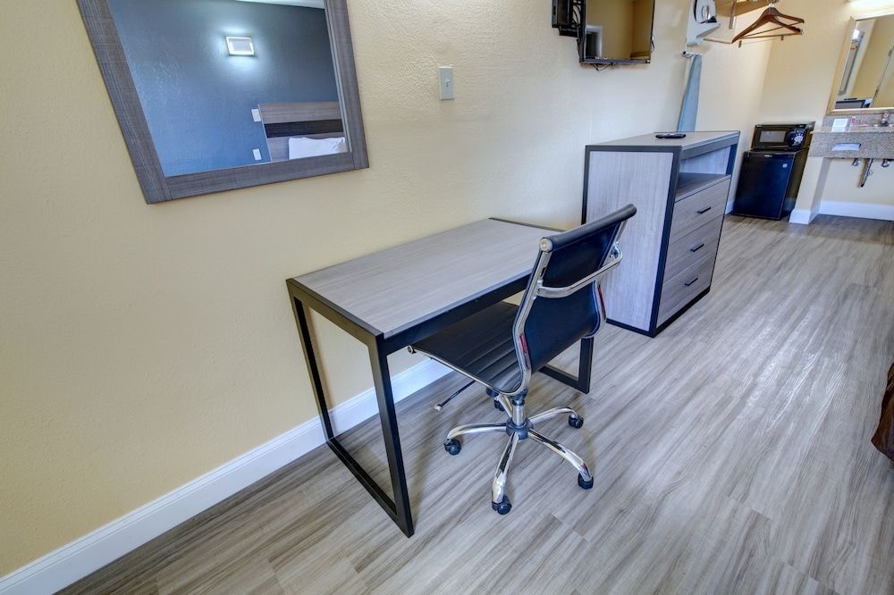 Econo Lodge at Military Circle3